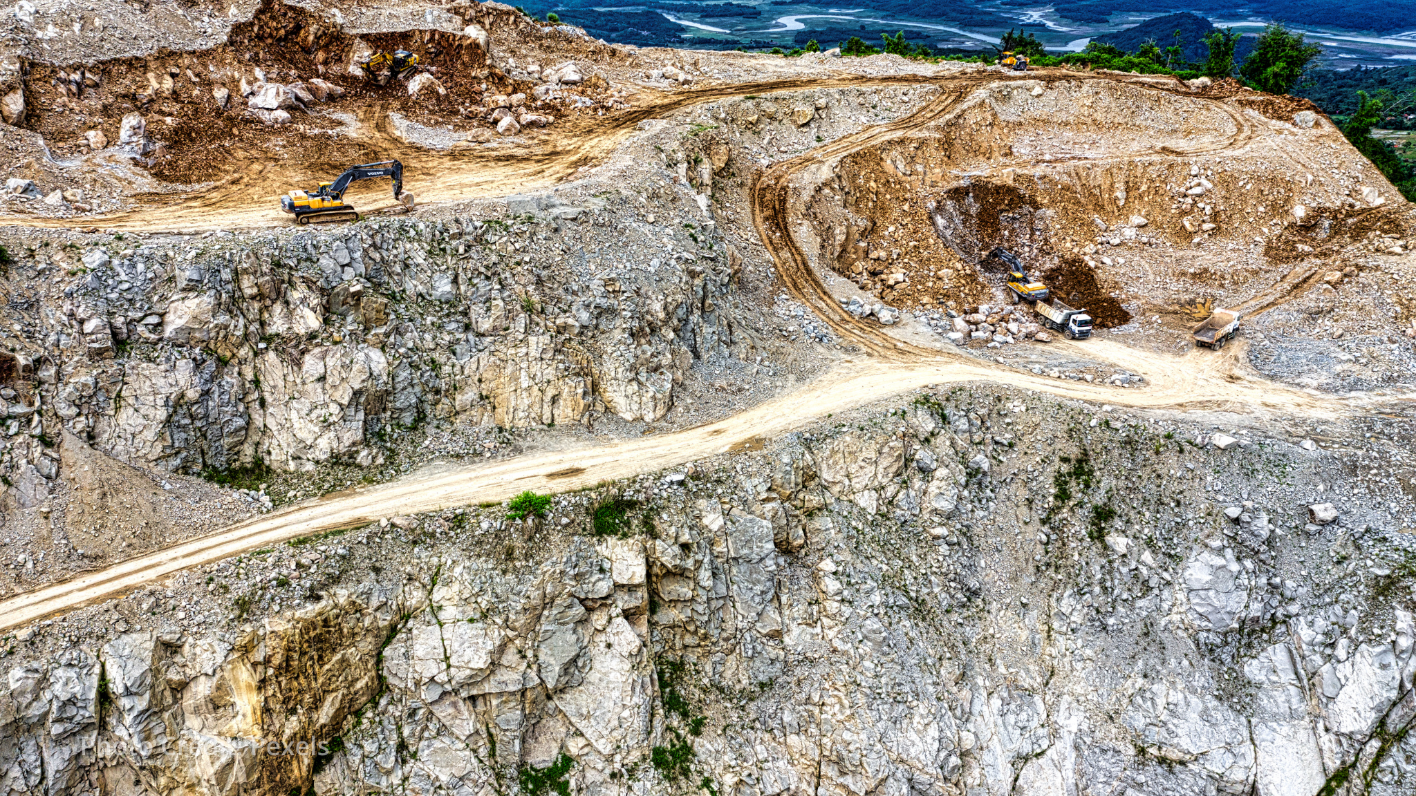 EIB and Canada sign deal to secure critical minerals for Europe's green transition EIB and Canada sign deal to secure critical minerals for Europe's green transition