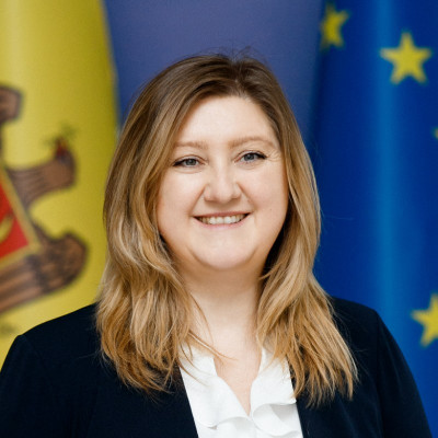 Stela L.